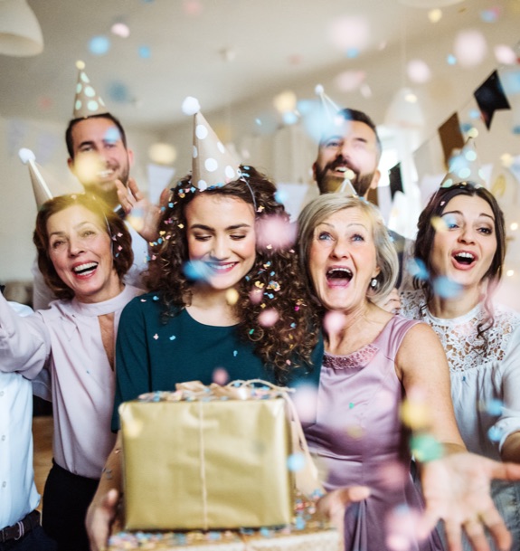 Photo d'illustration : plusieurs personnes font la fête